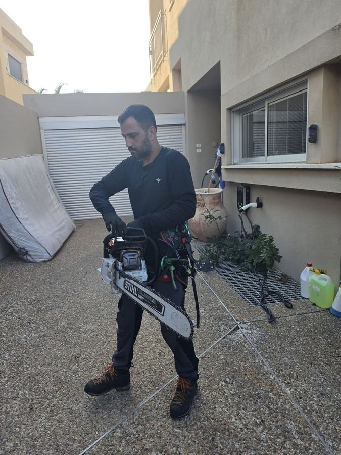 שמעון עם ציוד העבודה